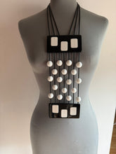 Carica l'immagine nel visualizzatore di Gallery, Collana Mater bianco e nero
