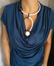Carica l'immagine nel visualizzatore di Gallery, Collana sister bianco e nero