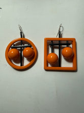 Carica l'immagine nel visualizzatore di Gallery, Orecchini gemelli diversi arancio