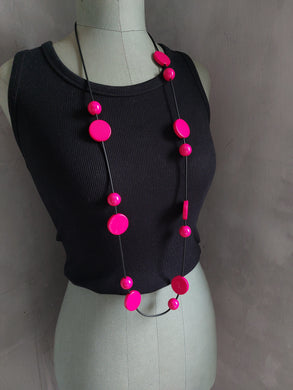 Collana punto e virgola fuxia