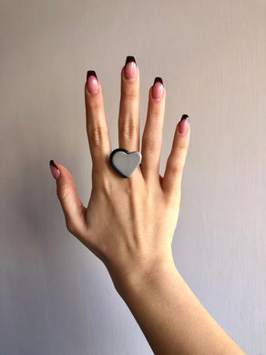 Anello cuore grigio